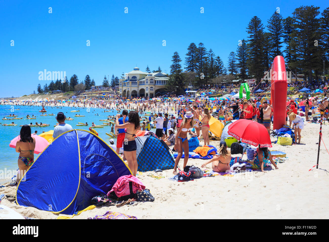 Beaches crowded hi-res stock photography and images - Alamy