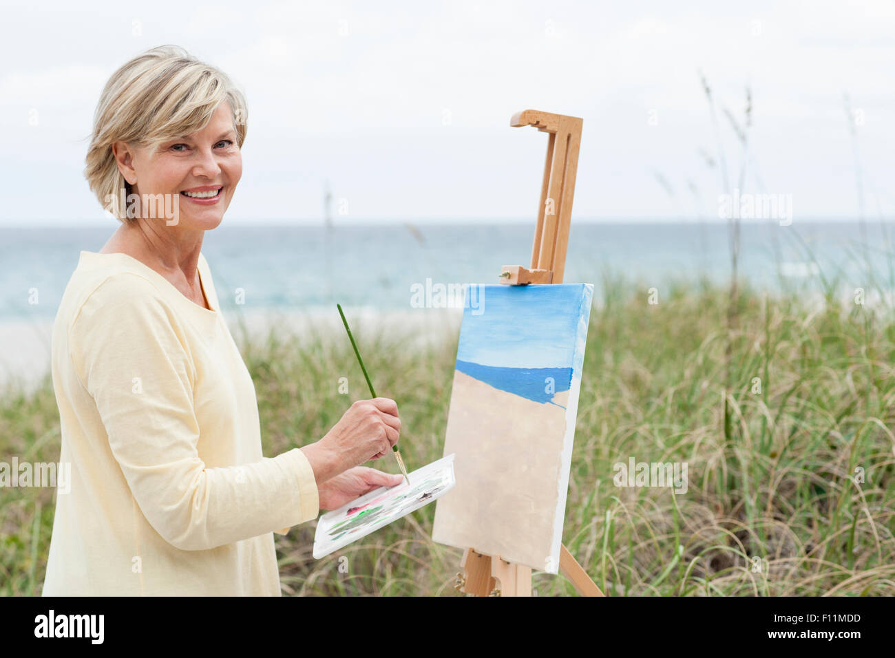 Female smiling outdoors easel hi-res stock photography and images - Alamy