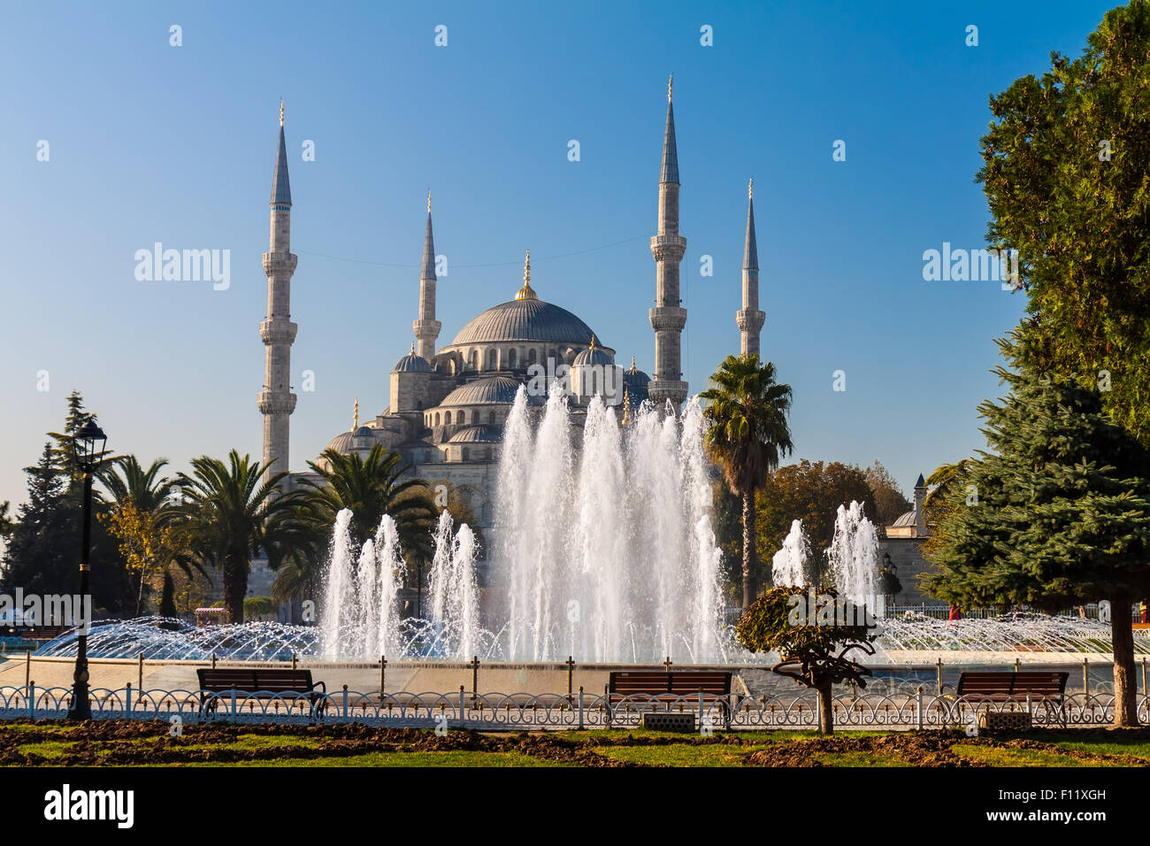 Blue Mosque and fountain landmarks of Istanbul Stock Photo - Alamy
