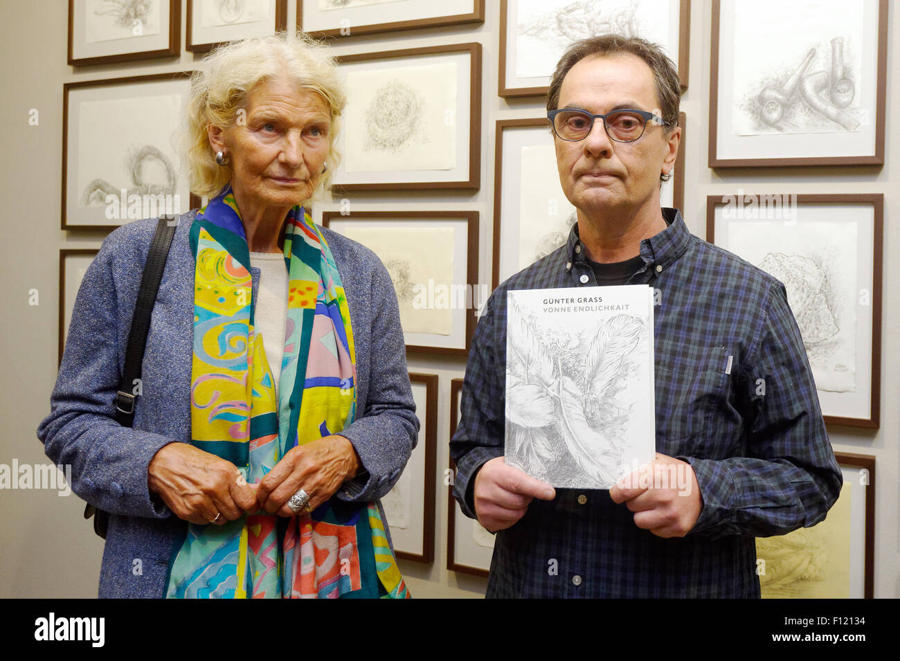 Goettingen, Germany. 25th Aug, 2015. Publisher Gerhard Steidl and Guenter Grass' widow Ute Grass, present "Vonne Endlichkait", the final novel by Guenter Grass, at the Guenter-Grass-Archiv in Goettingen, Germany, 25 August 2015. The book goes on sale on 28 August 2015. PHOTO: SWEN PFOERTNER/DPA/Alamy Live News Stock Photo