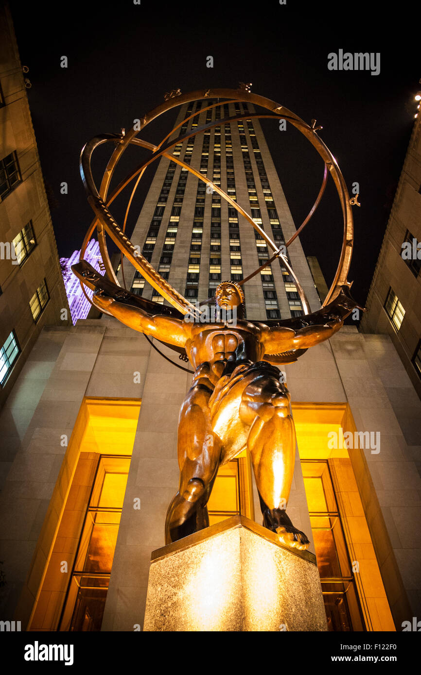 The historic Atlas Statue in Rockefeller Center stands in front o f the Building Stock Photo Alamy