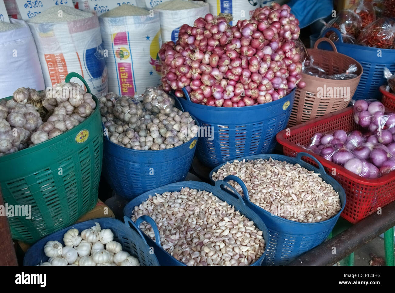 Onions, garlic, shallots in a Bangkok food market, Thailand Stock Photo
