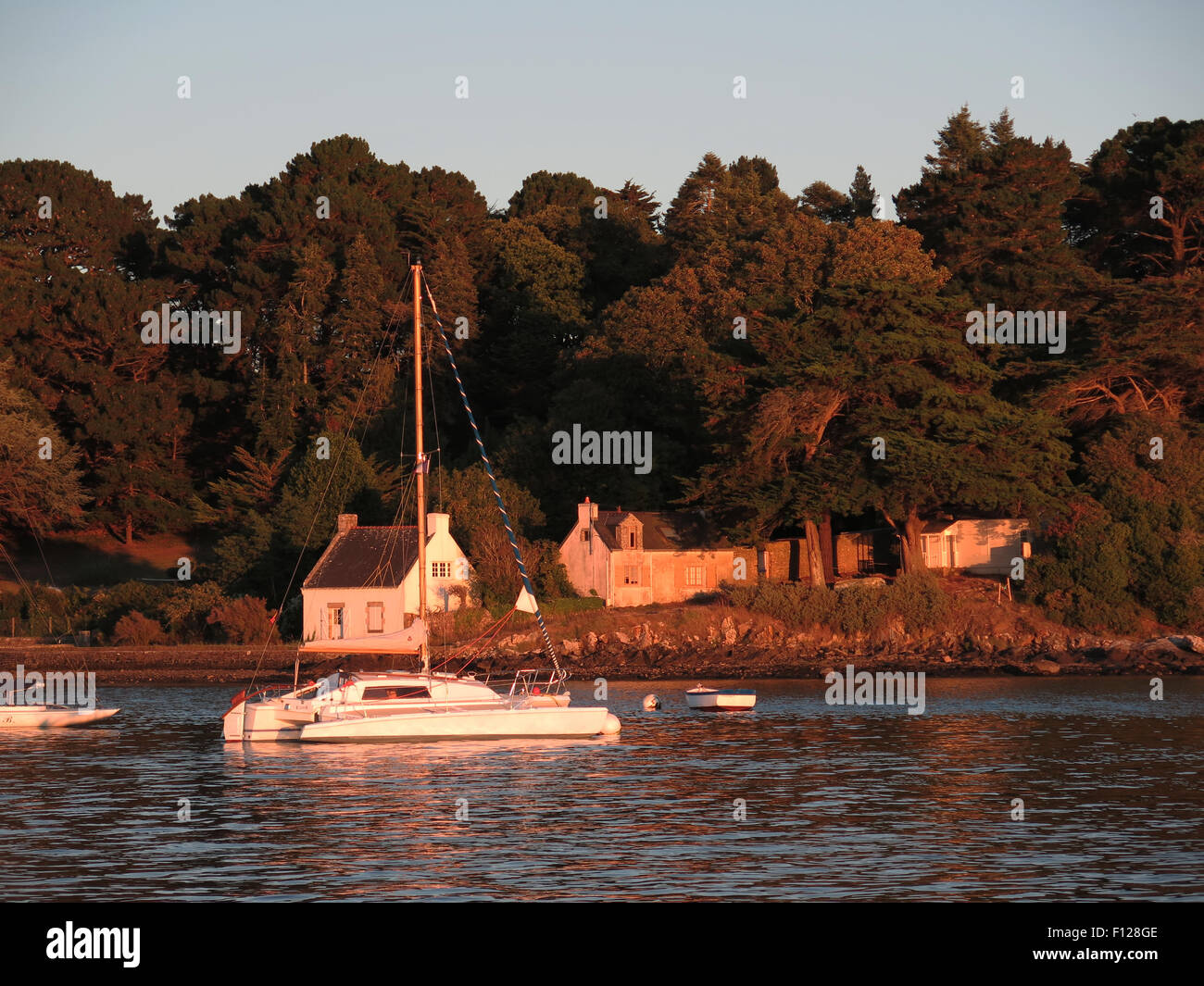 Gulf of Morbihan: boats moored off Île-aux-Moines Stock Photo
