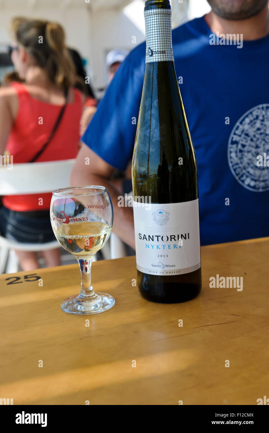 A glass and bottle of Santorini white wine, Greece Stock Photo Alamy
