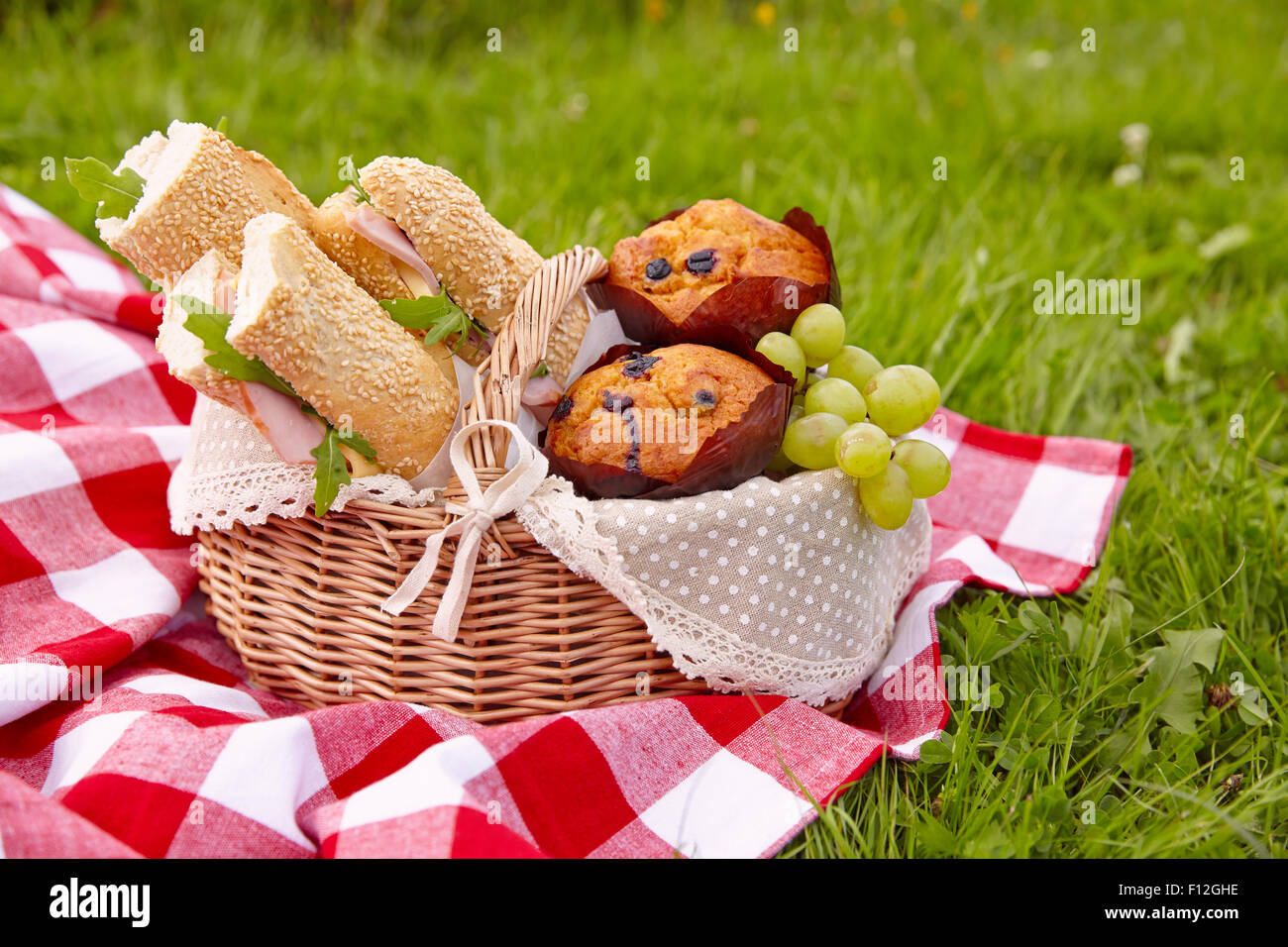 Picnic basket hi-res stock photography and images - Alamy