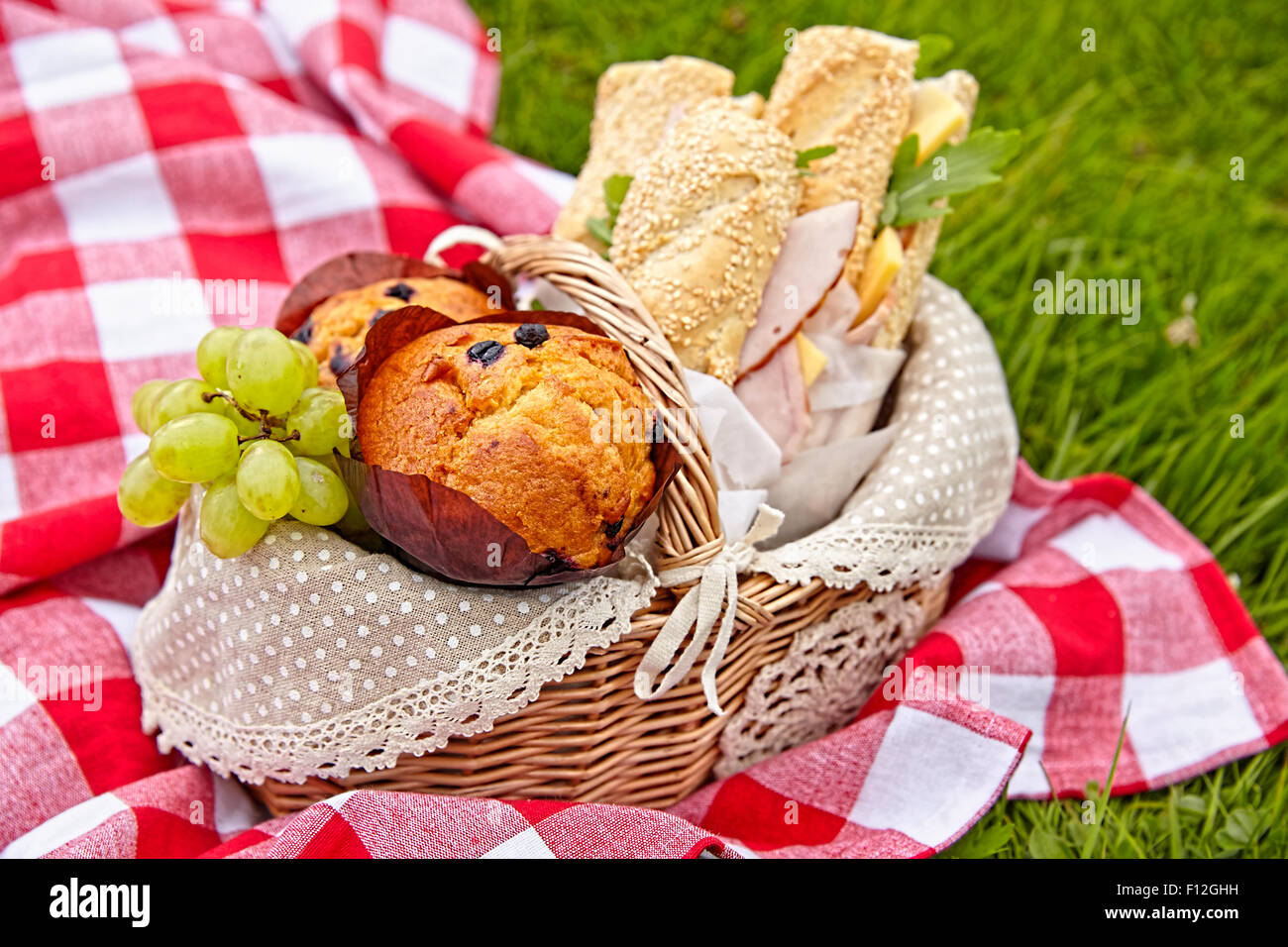 Picnic basket hires stock photography and images Alamy