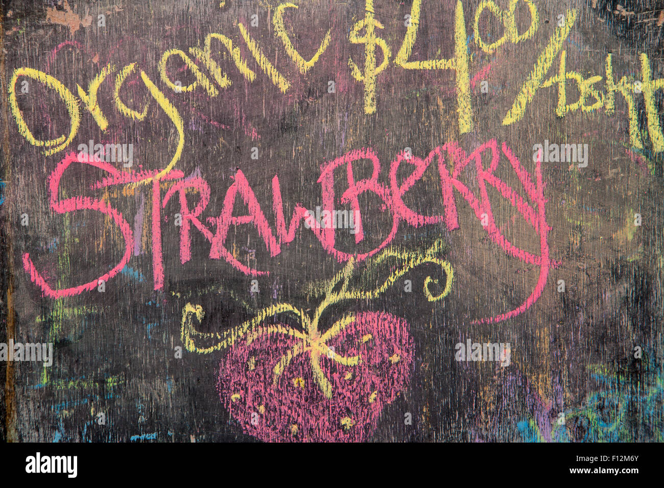 sign for organic strawberries, Farmers Market, Santa Barbara, California Stock Photo