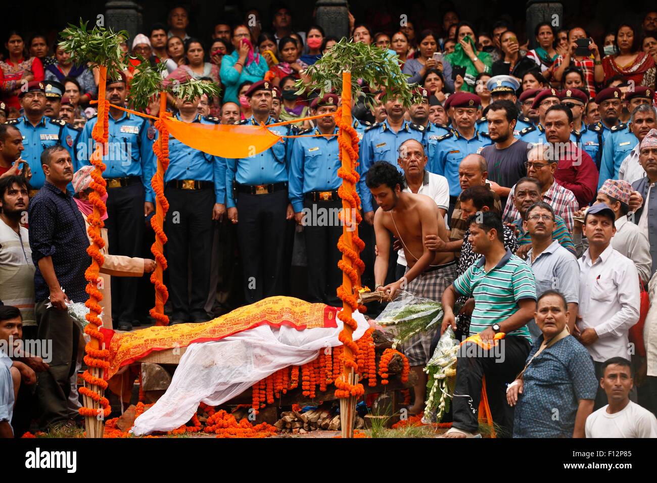 Kathmandu, Nepal. 25th Aug, 2015. Son of the Senior Superintendent of Police (SSP) Laxman Neupane killed at a clash with protesters gives last tribute to his father at Pashupatinath Temple in Kathmandu, Nepal, Aug. 25, 2015. The death toll in the violent clash that erupted over the proposed federalism in the far western Nepal has reached to 20, local media reported. © Pratap Thapa/Xinhua/Alamy Live News Stock Photo