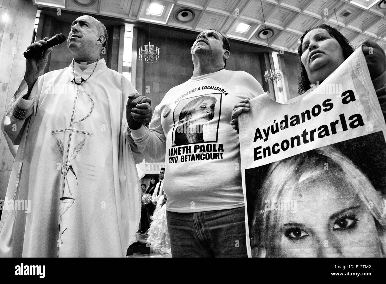 Juarez, Chihuahua, Mexico. 23rd May, 2015. Father Eduardo Hayen Cuaro holds a vigil at the Cathedral of Our Lady of Guadalupe for the parents of Janeth Paola Soto Betancourt who disappeared in 2011 at the age of 19. Ciudad Juarez, Mexico. © Gabriel Romero/ZUMA Wire/ZUMAPRESS.com/Alamy Live News Stock Photo