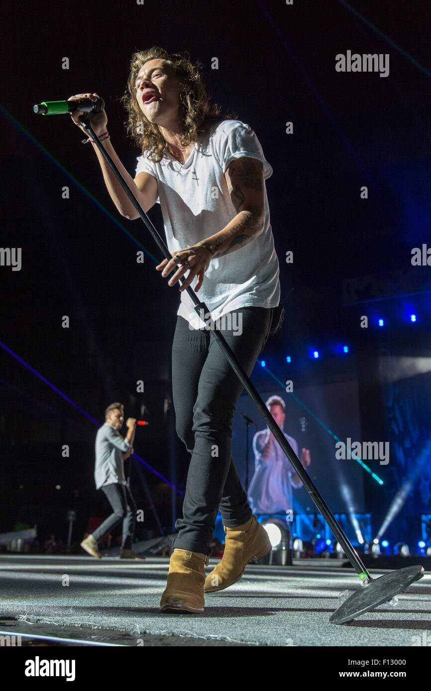 Milwaukee Wisconsin Usa 25th Aug 15 Singer Harry Styles Of One Direction Performs Live At Miller Park Stadium During Their On The Road Again Tour In Milwaukee Wisconsin Credit Daniel Deslover Zuma Wire Alamy