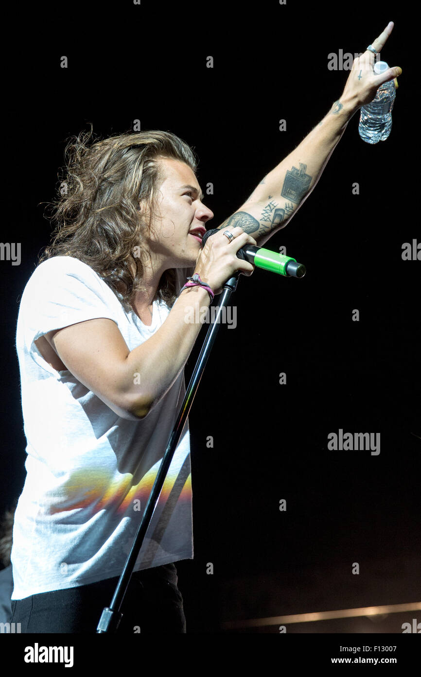 Milwaukee Wisconsin Usa 25th Aug 15 Singer Harry Styles Of One Direction Performs Live At Miller Park Stadium During Their On The Road Again Tour In Milwaukee Wisconsin Credit Daniel Deslover Zuma Wire Alamy