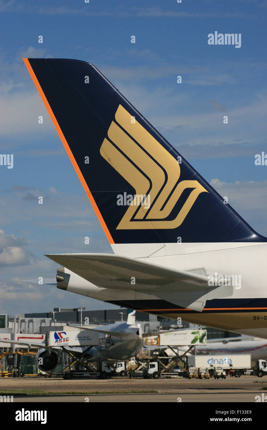 Singapore airlines tail plane tail hi-res stock photography and images ...