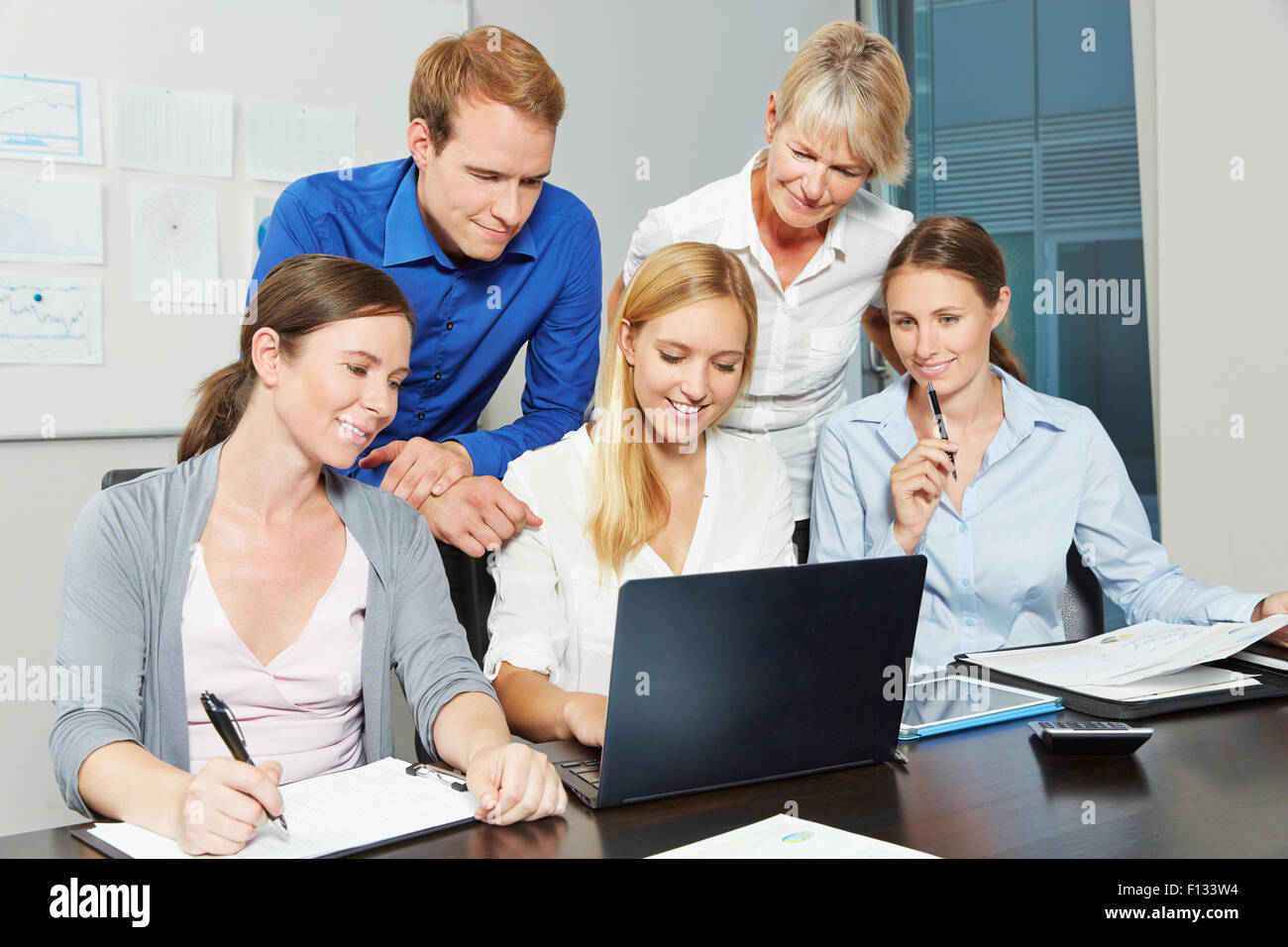 Team Working Together Computer Business team working together hi-res stock photography and images - Alamy