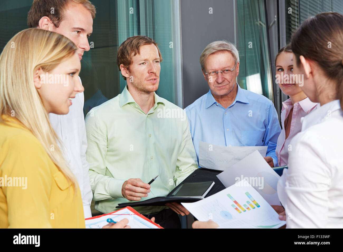 Group discussion hi-res stock photography and images - Alamy