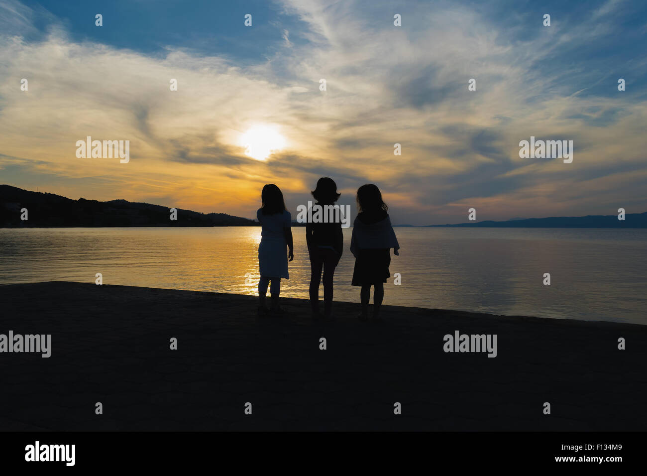 Girls watching sunset hi-res stock photography and images - Alamy
