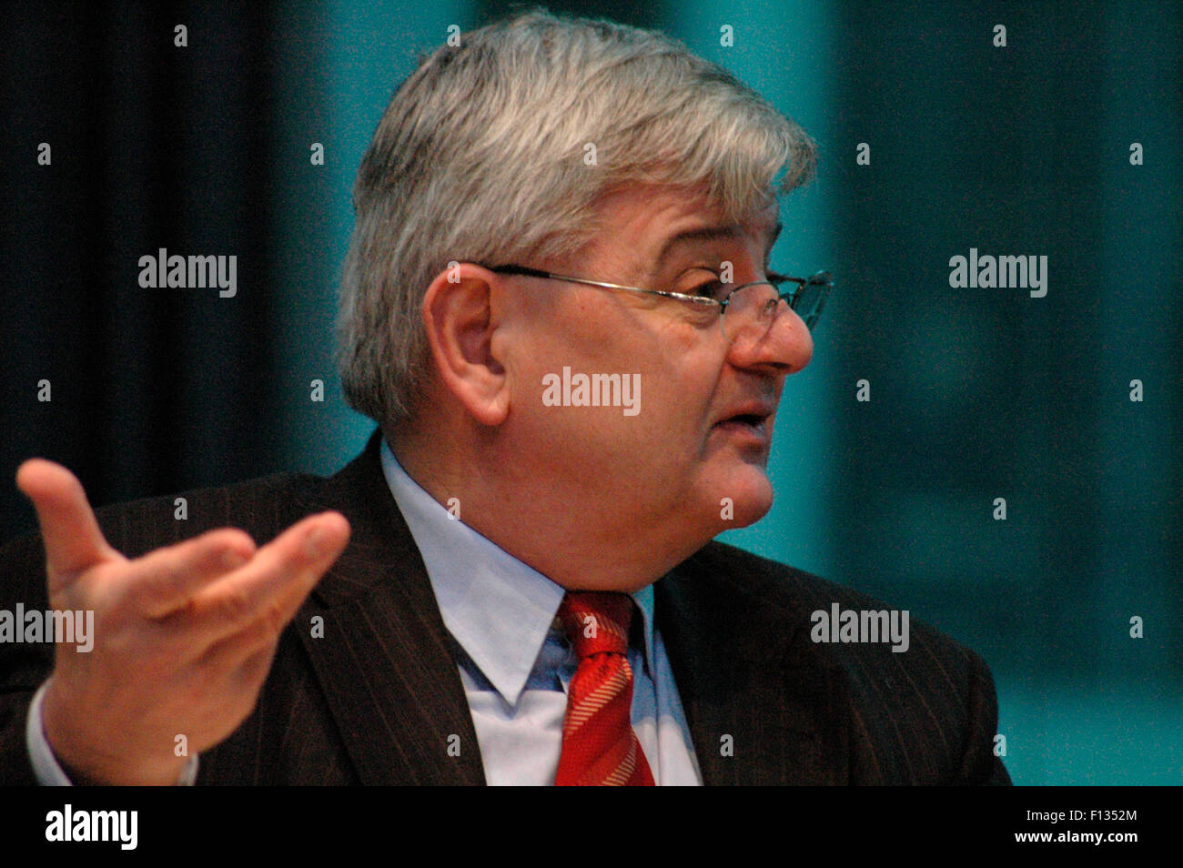 Aussenminister Joschka Fischer - hier bei den "Nordischen Tagen" am 9. November 2004 im Marie-Elisabeth-Lueders-Haus, Berlin-Mit Stock Photo