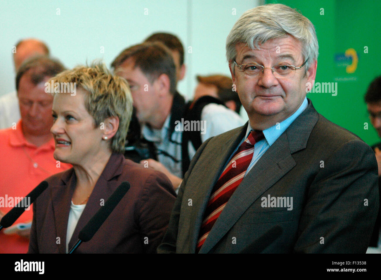 Renate Kuenast, Joschka Fischer - Pressekonferenz nach seiner Verabschiedung durch die Bundestagsfrakton der Gruenen am 27. Juni Stock Photo
