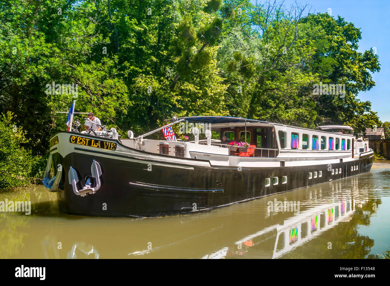 “C’est la Vie” hotel pleasure barge on the Canal de Bourgogne, Yonne