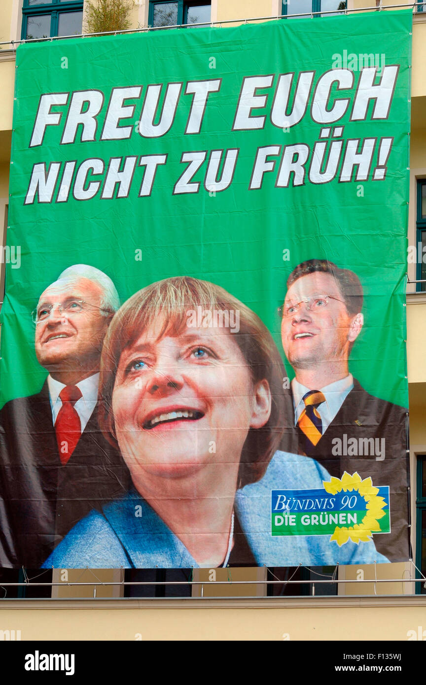 Wahlkampfplakat der Gruenen, das Edmund Stoiber, Angela Merkel und Guido Westerwelle mit der Ueberschrift 'Freut euch nicht zu f Stock Photo