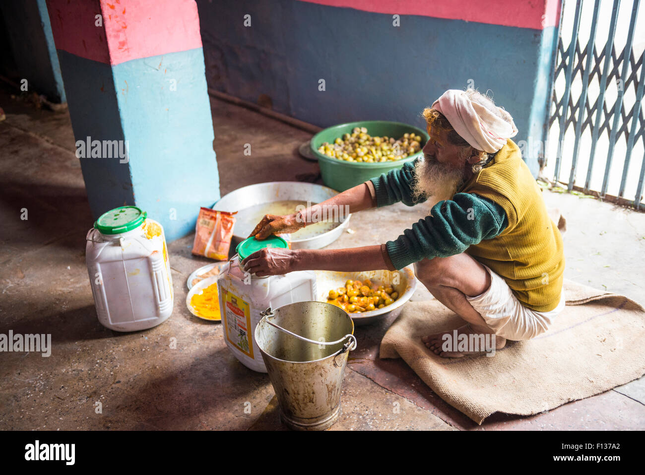 Preparing food in a Hindu ashram in Chitrakoot, (Chitrakut), Madhya Pradesh, India Stock Photo