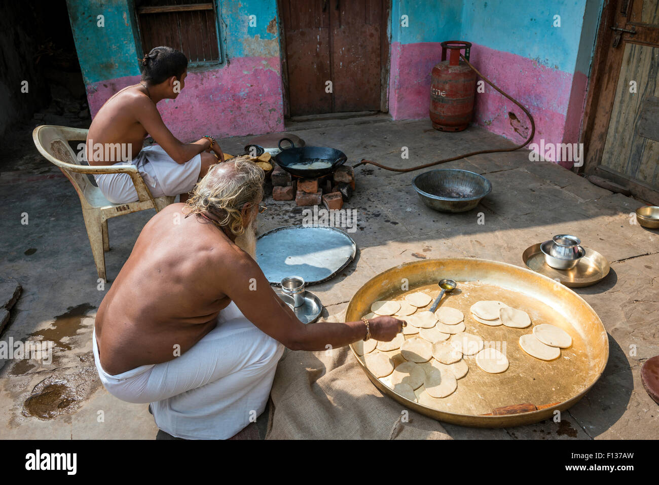 Preparing food in a Hindu ashram in Chitrakoot, (Chitrakut), Madhya Pradesh, India Stock Photo
