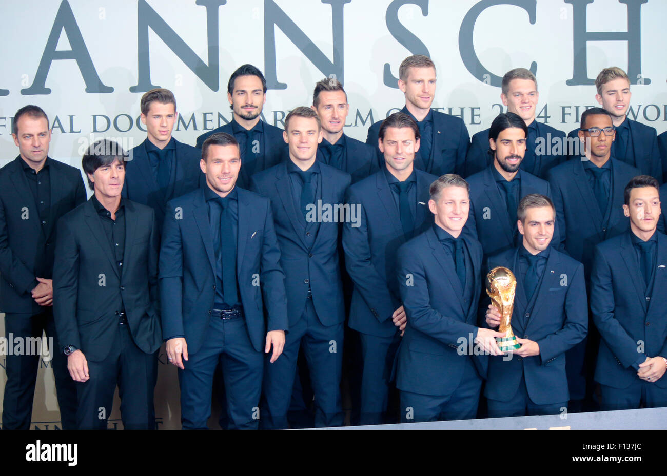 Nationalmannschaft mit Pokal - Premiere des Films ueber den gewinn der Fussball Weltmeisterschaft 2014 'Die Mannschaft', Sony Ce Stock Photo