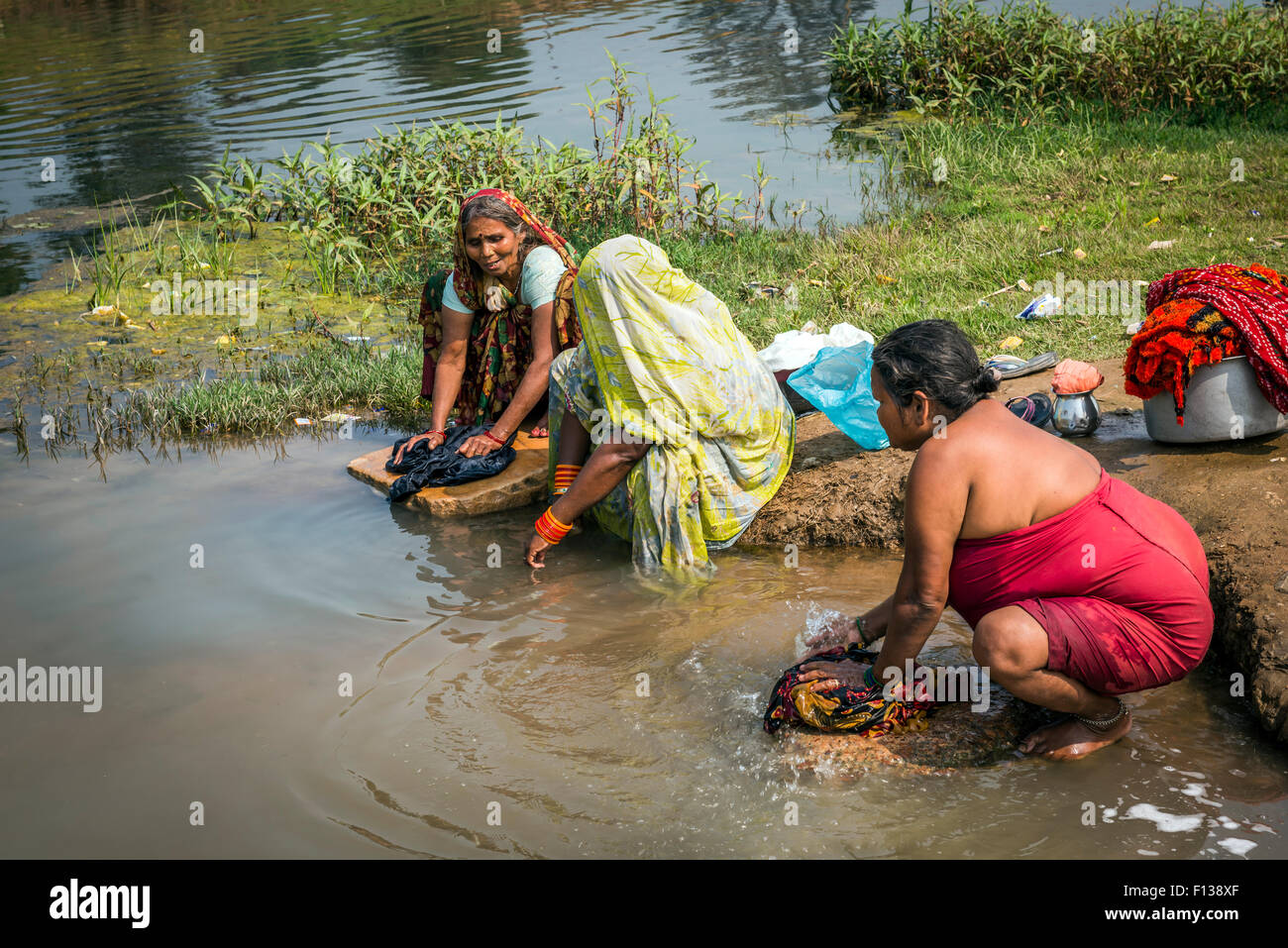 Women washing their clothes on the banks of the Mandakini River in Chitrakoot, (Chitrakut), Madhya Pradesh, India Stock Photo