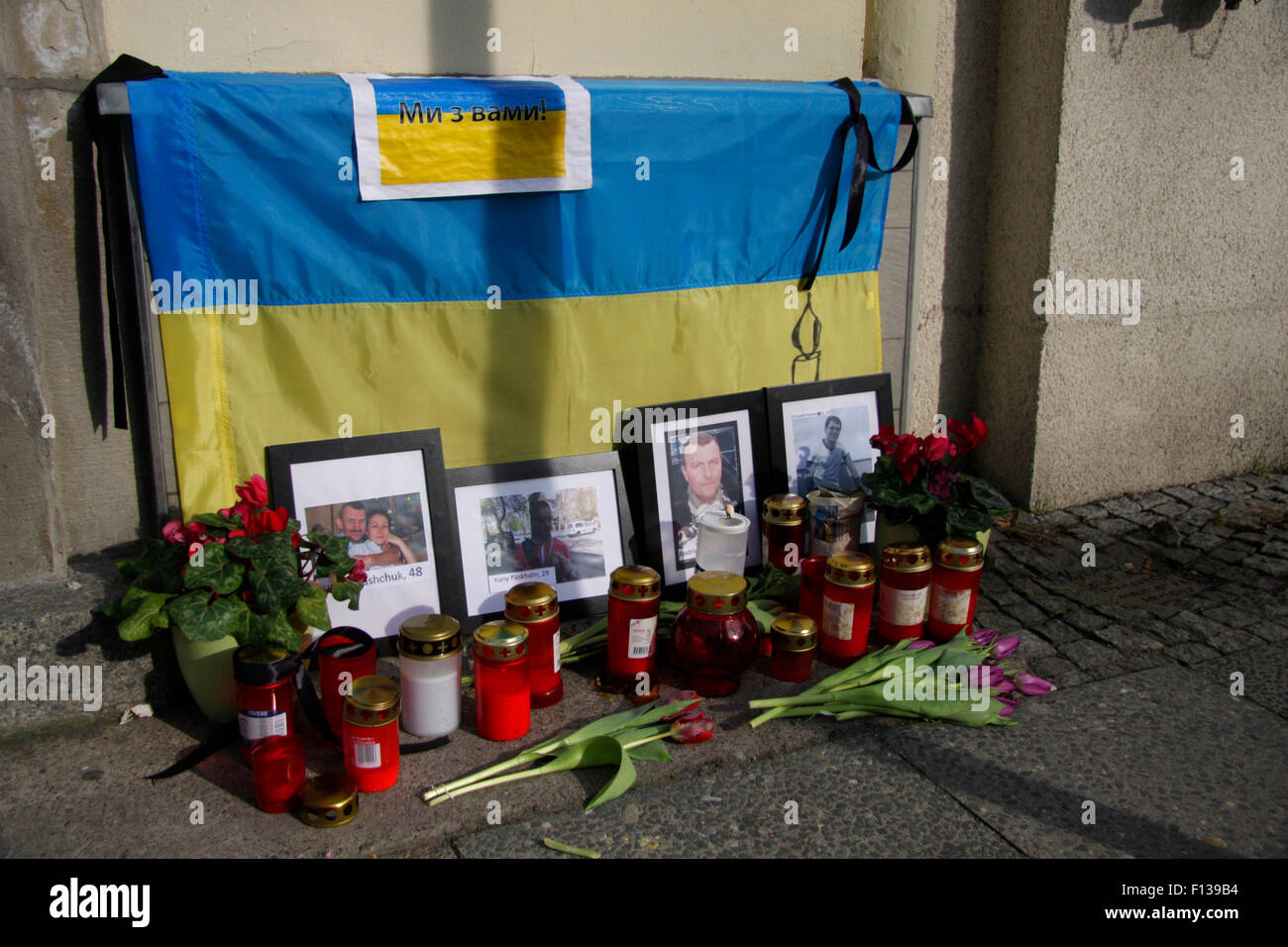Bilder der am Maidan Platz in Kiew getoeteten Demonstranten an der ukrainischen Botschaft, 1. Maerz 2014, Berlin-Mitte. Stock Photo