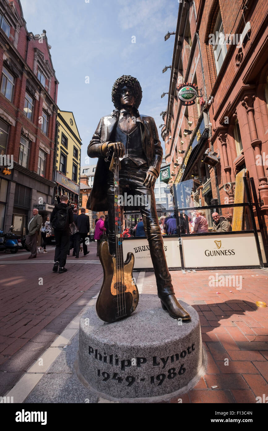 The life size bronze statue of Phil Lynnot on Harry Street in Dublins city center, Dublin Ireland. Stock Photo