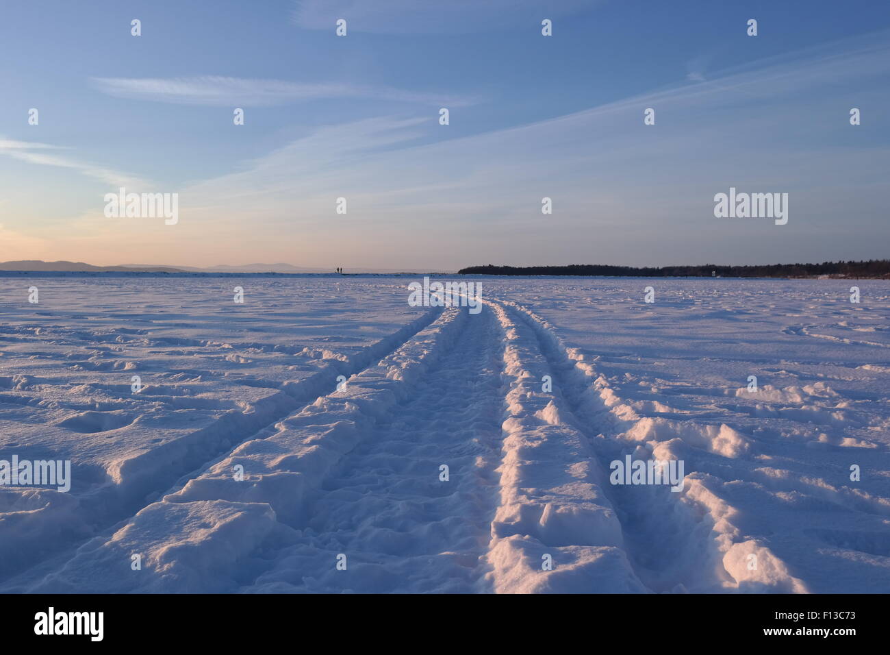 Tracks in the snow hi-res stock photography and images - Alamy