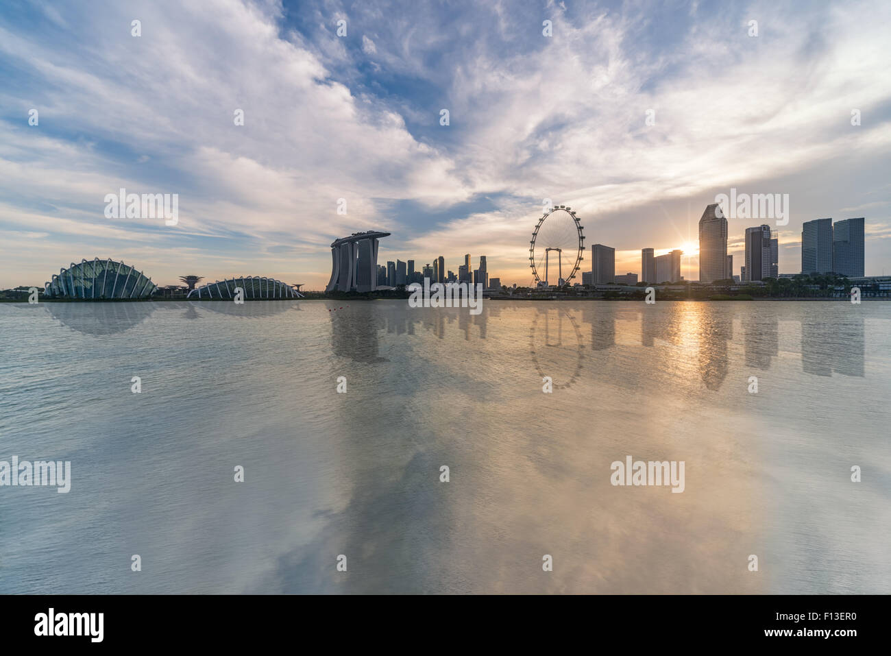 Singapore skyline hi-res stock photography and images - Alamy
