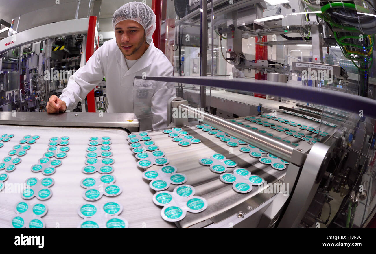 Bitterfeld, Germany. 26th Aug, 2015. Falko Roesler works at a packaging line for aspirin tablets at Bayer Bitterfeld GmbH in Bitterfeld, Germany, 26 August 2015. The German pharmaceutical company has produced more than 100 billion tablets over the past 20 years. The branch in Bitterfeld with its 450 employees manufactures aspirin tablets for the European market, with plans to further boost its capacities in the future. Photo: HENDRIK SCHMIDT/dpa/Alamy Live News Stock Photo
