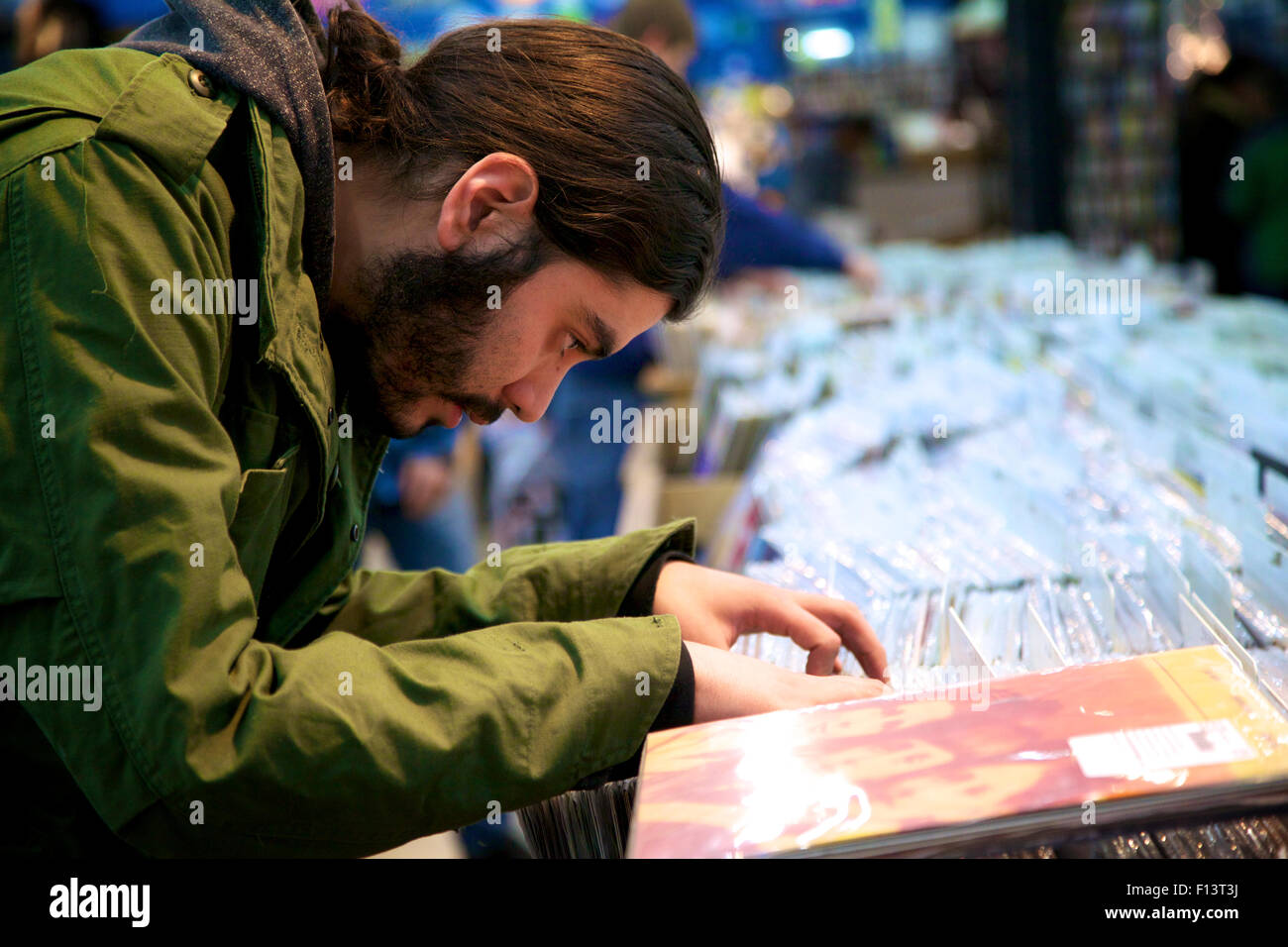 Vinyl records shop. chicago searching Stock Photo Alamy