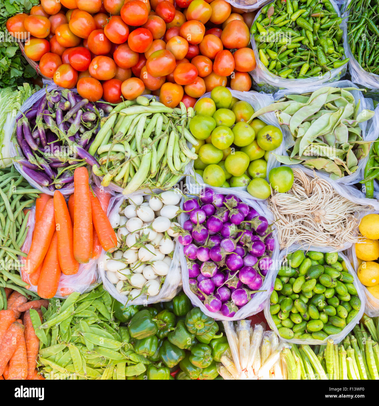 Fruits and vegetables at a farmers market Stock Photo - Alamy