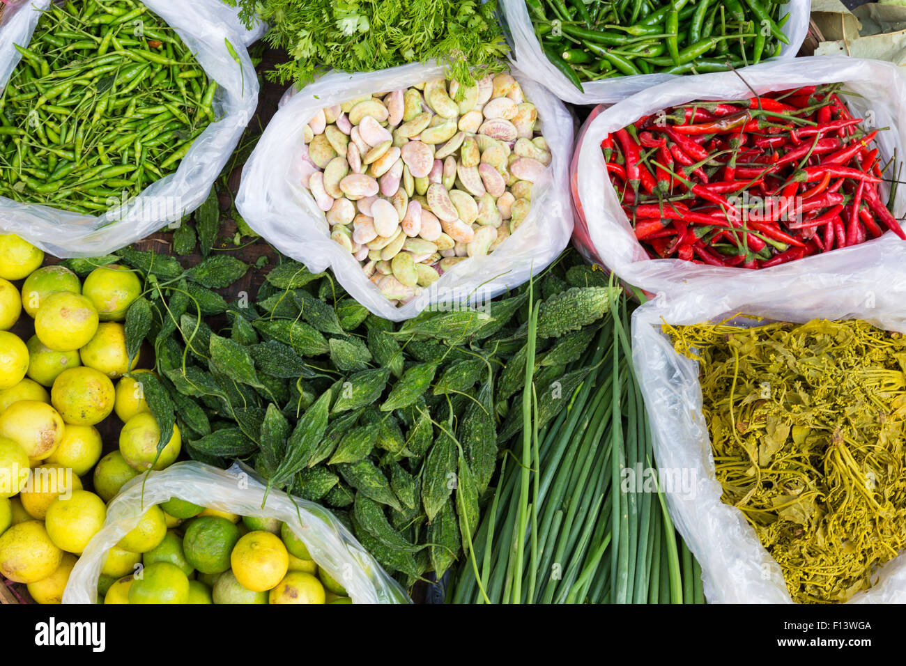 Fruits and vegetables at a farmers market Stock Photo - Alamy
