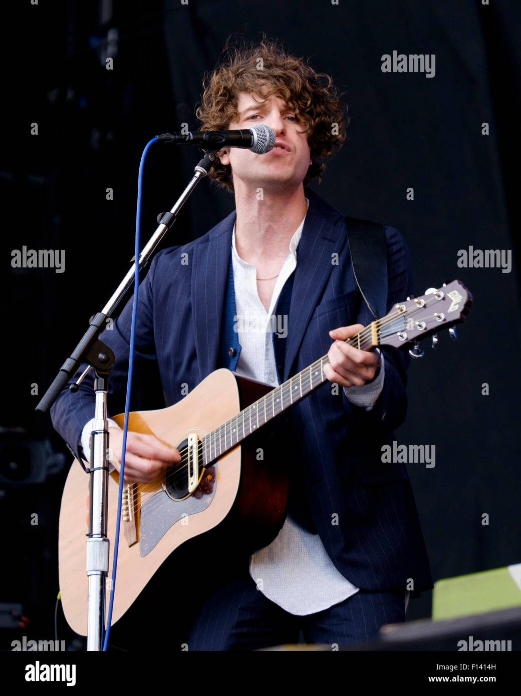 The Kooks Frontman The kooks singing hi-res stock photography and images - Alamy