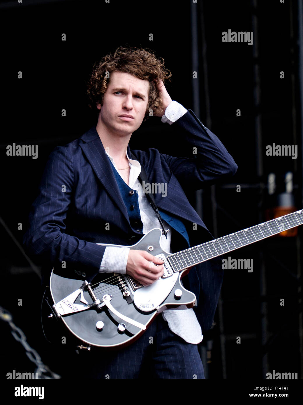 The Kooks Frontman The kooks singing hi-res stock photography and images - Alamy