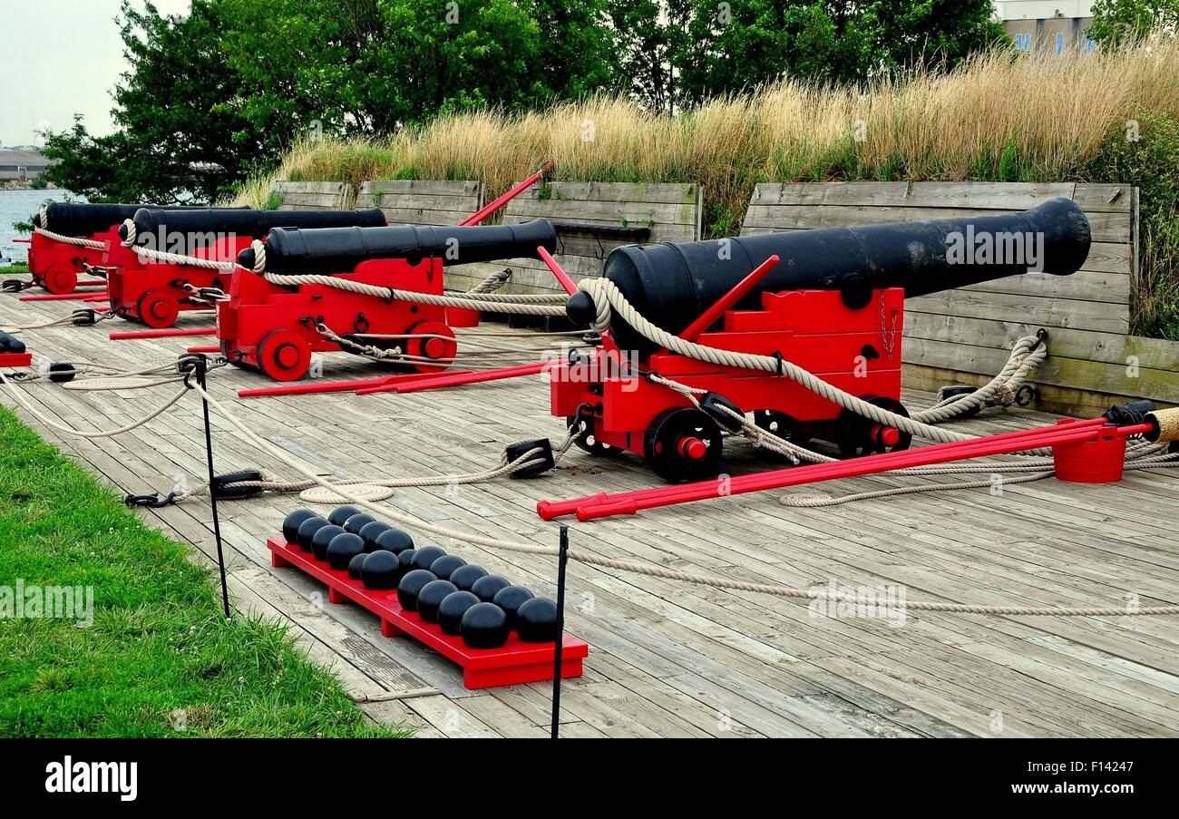 Baltimore, Maryland:  18th century cannons mounted on wooden trolleys face Chesapeake Bay at Fort McHenry National Park Stock Photo