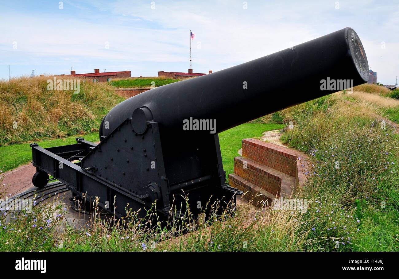 Baltimore, Maryland:  One of the mighty military cannons mounted on swivel wheels atop an earthen rampart at Fort McHenry Stock Photo