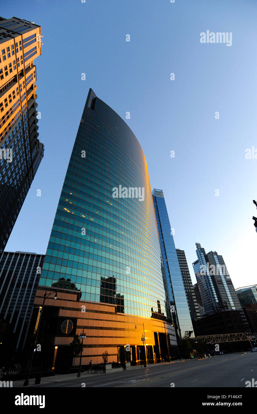 333 West Wacker Drive building in early evening, Chicago, Illinois ...