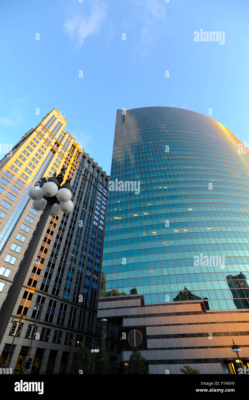 333 West Wacker Drive building in early evening, Chicago, Illinois