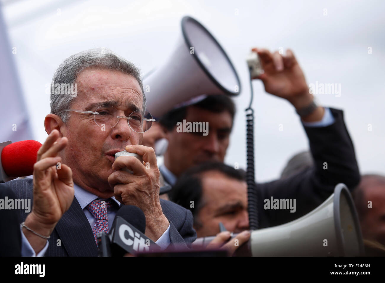 Bogota, Colombia. 26th Aug, 2015. Former Colombian President and Senator Alvaro Uribe takes part in a sit-in in front of the Venzuelan consulate in Bogota, Colombia, on Aug. 26, 2015. According to local press, Uribe headed for Wednesday a sit-in in the Venezuelan consulate to demonstrate for the crisis generated by the closure of the border between Colombia and Venezuela and to protest against the treatment given to Colombians in the border. © Mauricio Alvarado/COLPRENSA/Xinhua/Alamy Live News Stock Photo