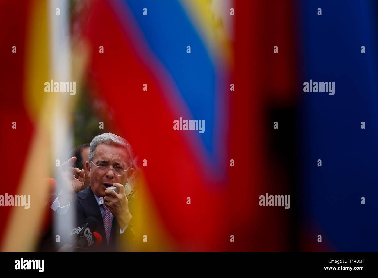 Bogota, Colombia. 26th Aug, 2015. Former Colombian President and Senator Alvaro Uribe takes part in a sit-in in front of the Venzuelan consulate in Bogota, Colombia, on Aug. 26, 2015. According to local press, Uribe headed for Wednesday a sit-in in the Venezuelan consulate to demonstrate for the crisis generated by the closure of the border between Colombia and Venezuela and to protest against the treatment given to Colombians in the border. © Mauricio Alvarado/COLPRENSA/Xinhua/Alamy Live News Stock Photo