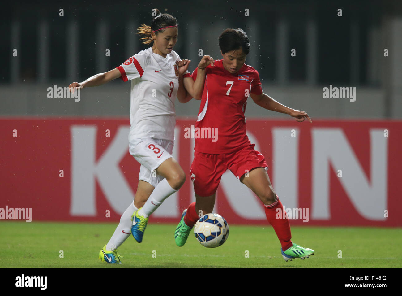 (L-R) Wang Ying (CHN), Kyong Hyang Ri (PRK) AUGUST 26, 2015 - Football/Soccer : Wang Ying of China P.R. and Kyong Hyang Ri of DPR Korea challenge for the ball during the AFC U-19 Women's Championship semi final match between China P.R. and DPR Korea at Jiangning Sports Center Stadium in Nanjing, China. © AFLO/Alamy Live News Stock Photo