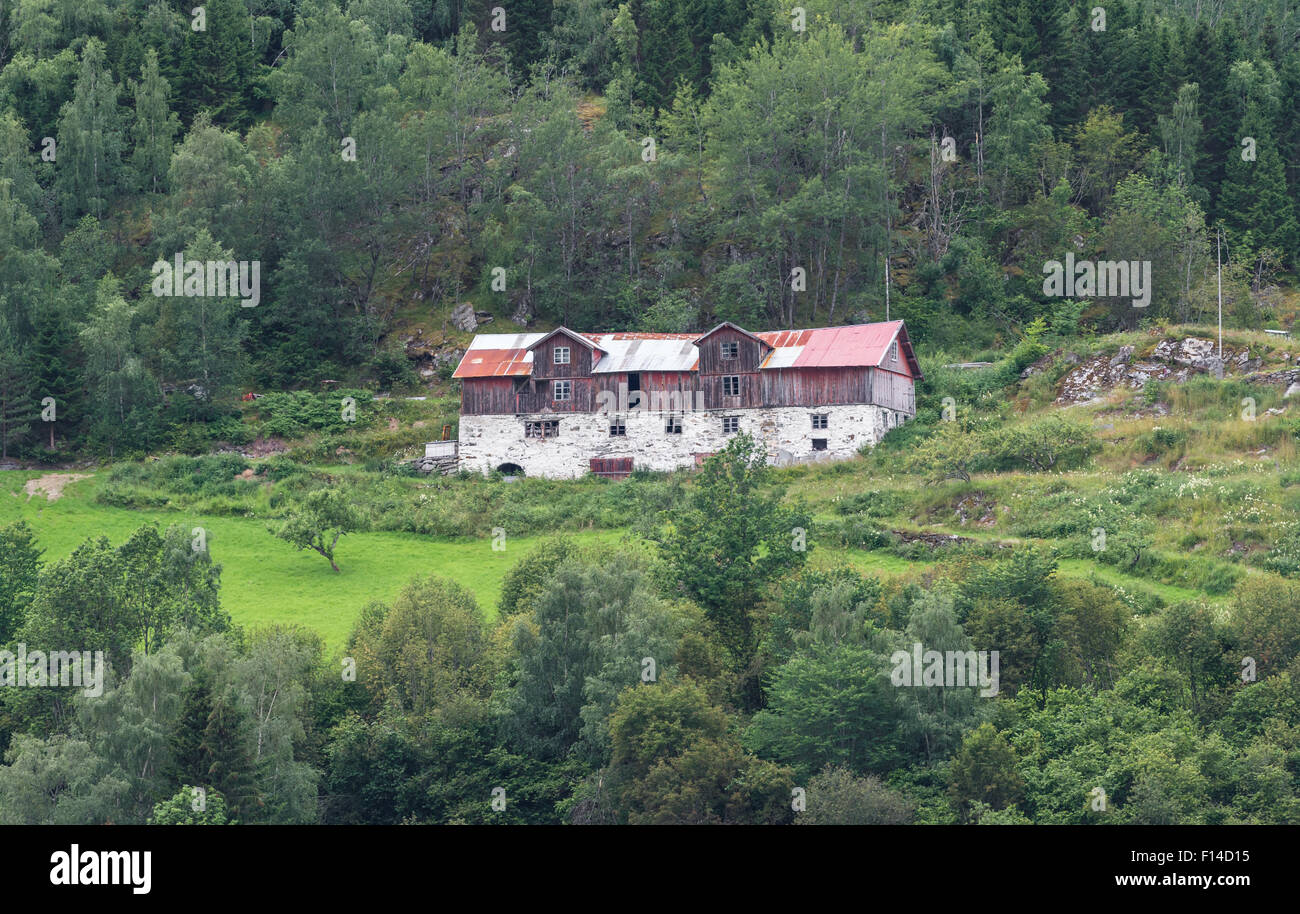 Rundown farm buildings hi-res stock photography and images - Alamy