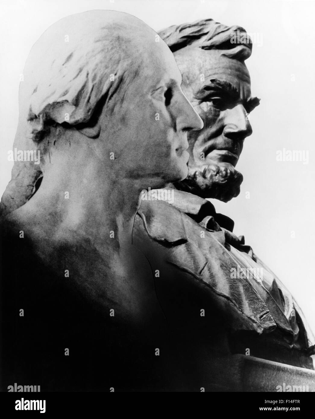 1940s PROFILES OF STATUARY BUSTS OF GEORGE WASHINGTON & ABRAHAM LINCOLN Stock Photo