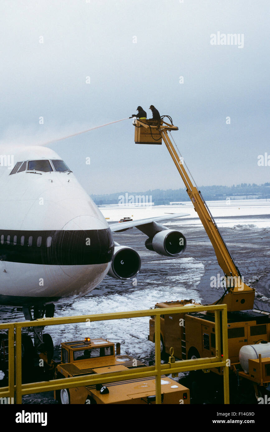 DEICING PLANE PRIOR TO FLIGHT Stock Photo Alamy