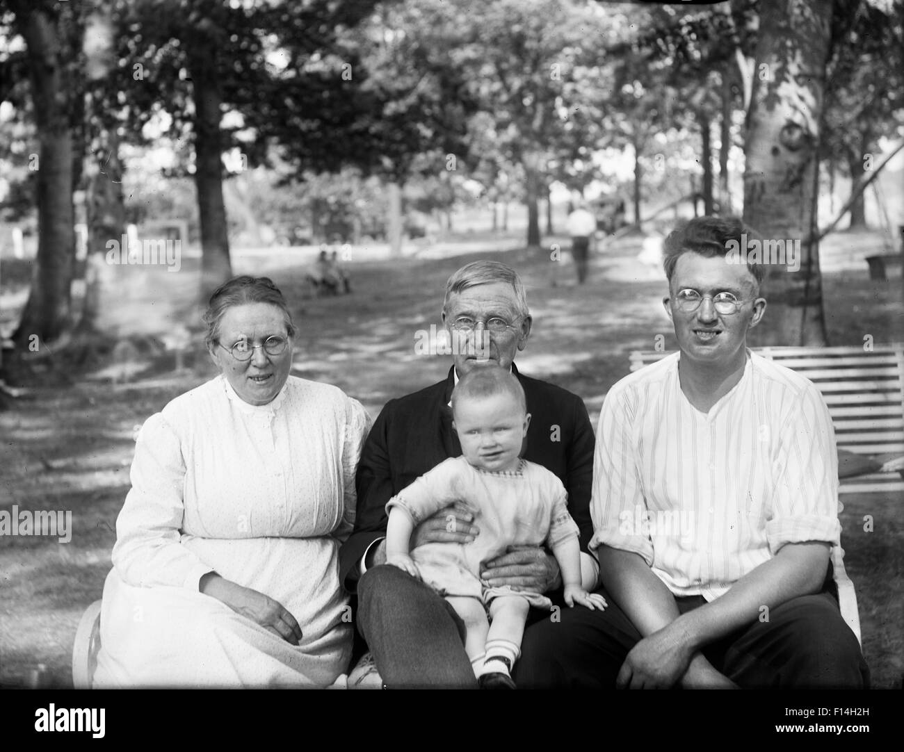 1900s FAMILY PORTRAIT THREE OR FOUR GENERATIONS LOOKING AT CAMERA Stock Photo