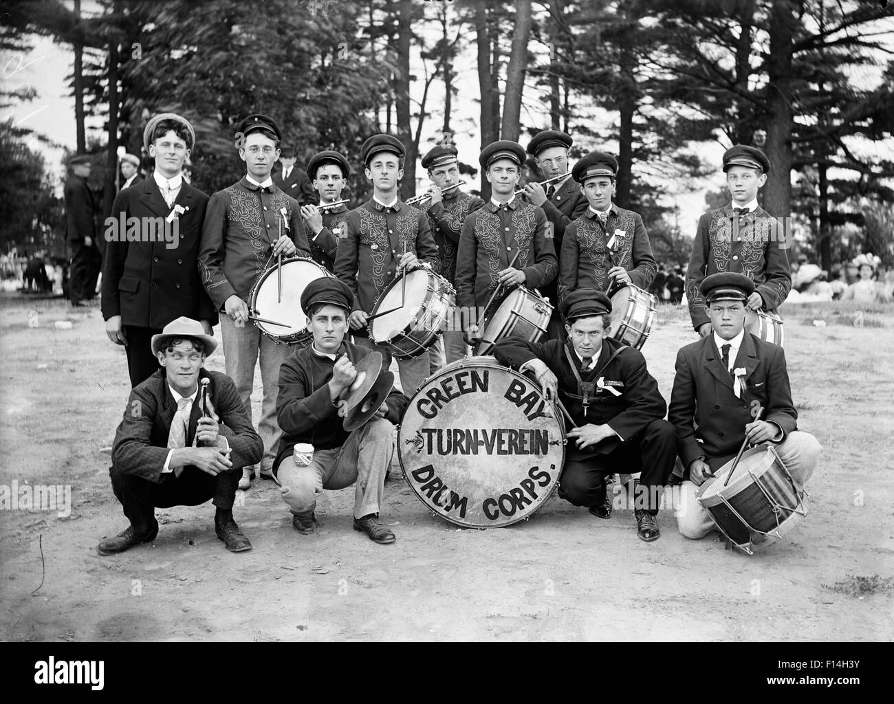 OUTDOOR GROUP PORTRAIT OF TURN OF THE CENTURY DRUM CORPS FLUTISTS IN BACK ROW Stock Photo