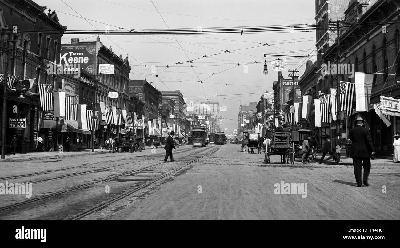 1909 GRAND AVENUE DECORATED WITH FLAGS FOR THE ANNUAL PRIESTS OF PALLAS FESTIVAL DEBUTANTE BALL KANSAS CITY MISSOURI USA Stock Photo